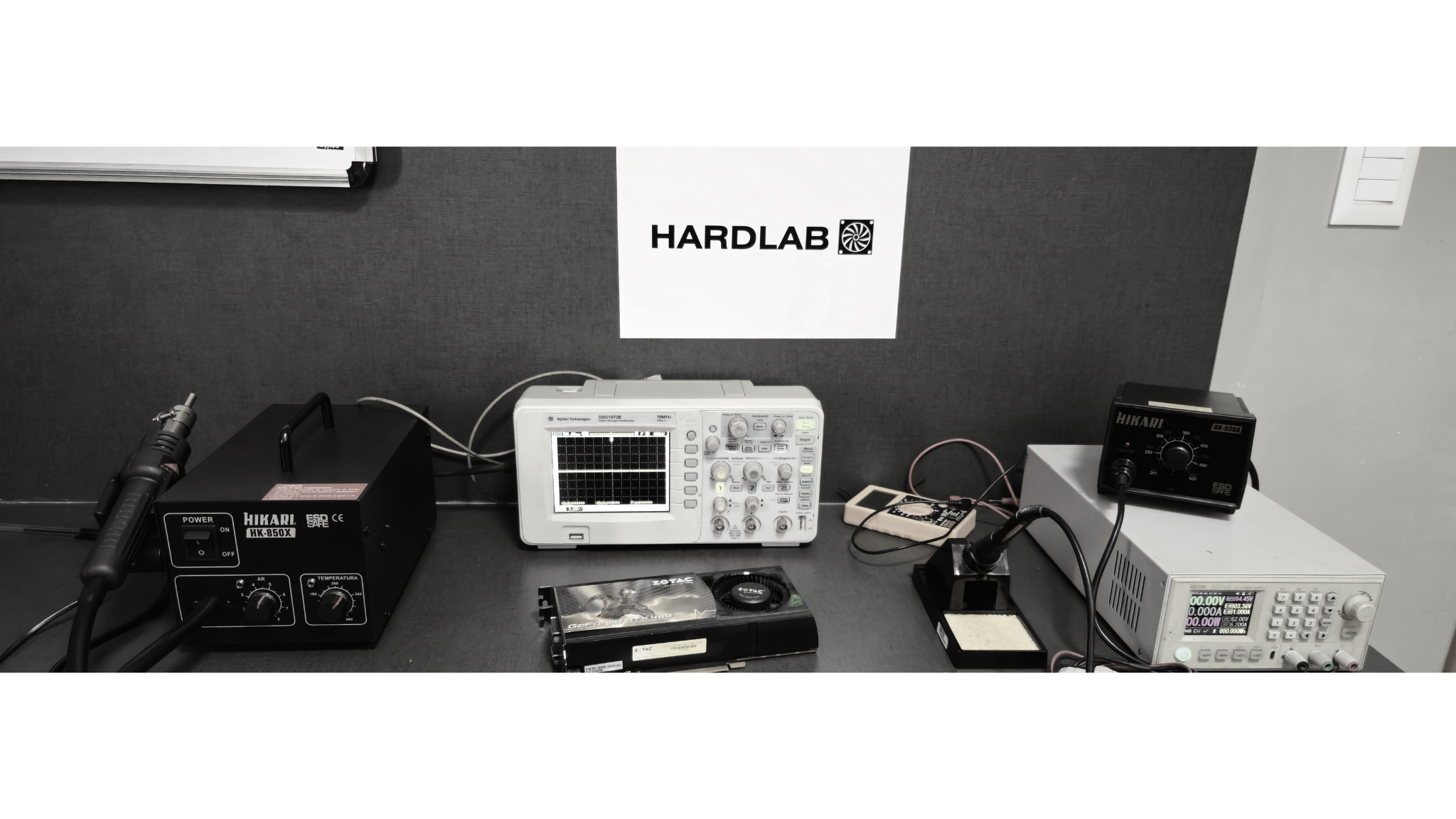 Bancada de reparo eletrônico da HardLab, com estação de retrabalho, osciloscópio e fonte de bancada